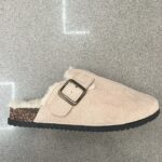 ZUECO HEBILLA BEIGE PELO