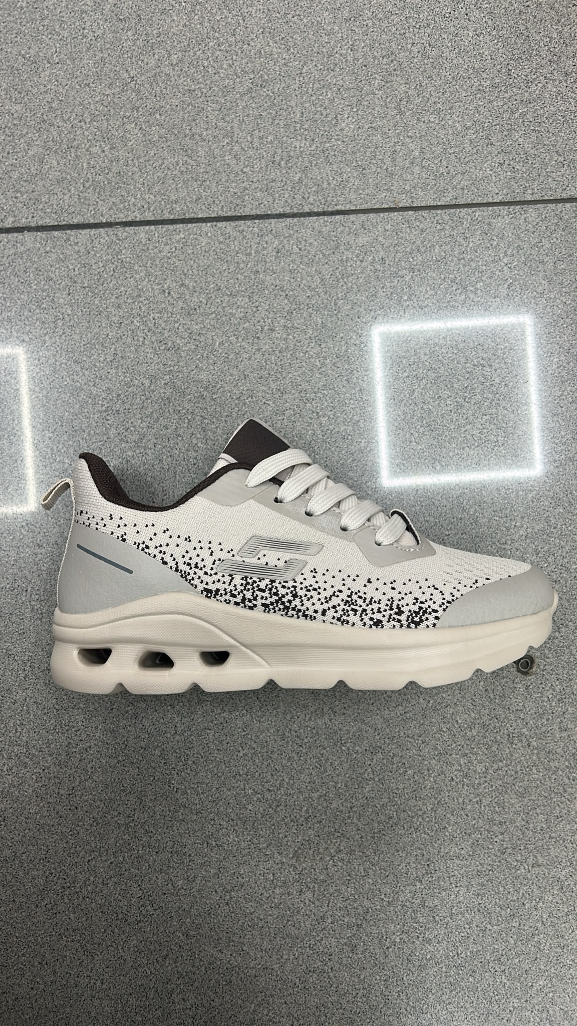 WhatsApp Image 2026-10-19 at 12.02.44 SKECHERS BEIGE Y MARRÓN - Imagen 1