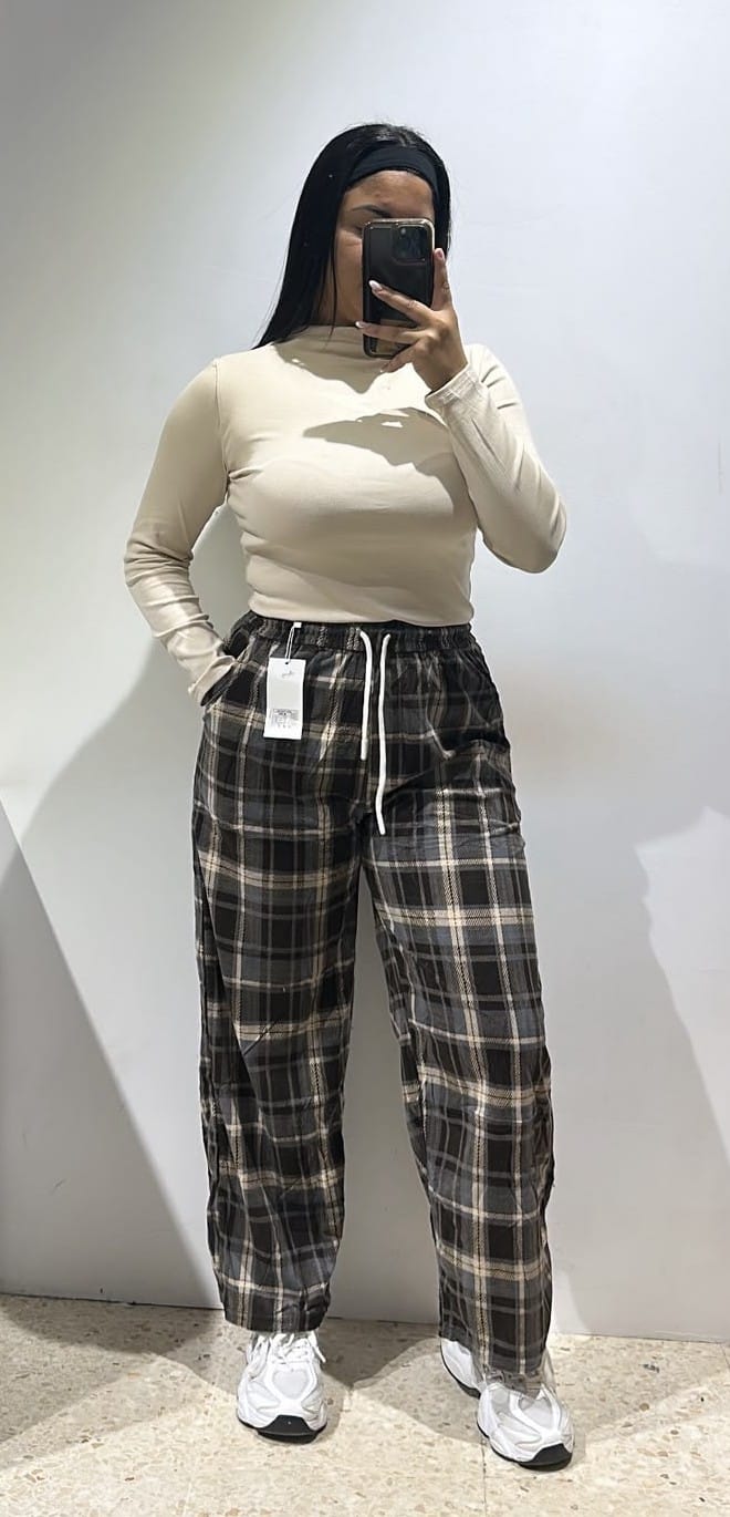WhatsApp Image 2026-10-20 at 18.08.28 PANTALON CUADROS ANTELINA - Imagen 1