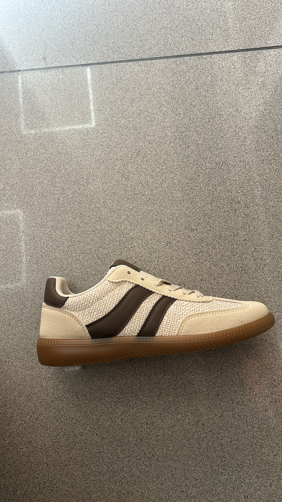 WhatsApp Image UI9I-10-19 at 12.02.44 DEPORTIVA BEIGE CON RAFIA - Imagen 1